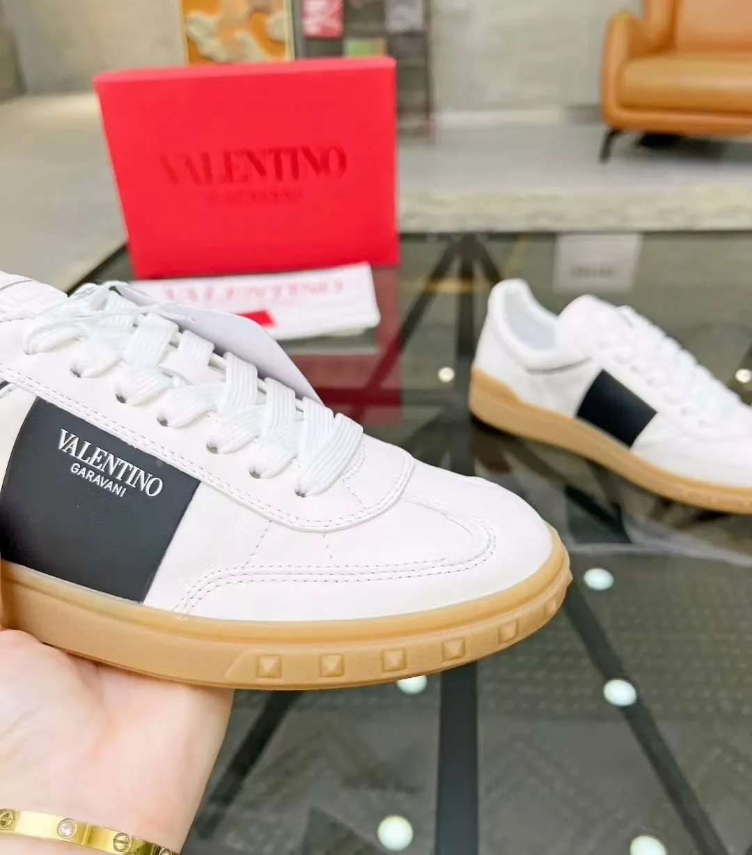 Men's men's shoes 💰440 [New style] 🐡🐡Original quality Top version on the market VALENTINO (Valentino) 2023 latest fashion week catwalk [couples 👫 style], unique design, fashionable people specialize in thin feet 🔥A fashion product of Baita [strong] Fabric: The toe is made of high mercerized triangular grain cowhide and A-grade full-grain cowhide tower, original lasting process Inner lining: cowhide lining + PU hanging mesh feet, heel and tongue decorated with VaIentin* shallow relief oversized rivets Size: 38-44 (45 can be customized